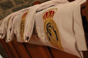 De mantels voor de nieuwe broeders en zusters liggen klaar